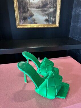 Never worn! Bottega Veneta Padded Mules 90 in Grass Green | Size 37 (US 7)